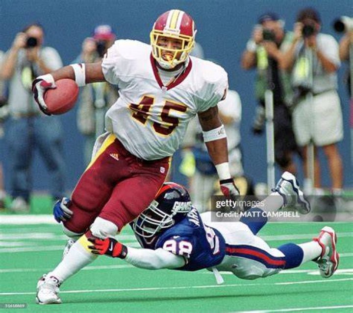 Linebacker Jessie Armstead of the New York Giants on the sideline in