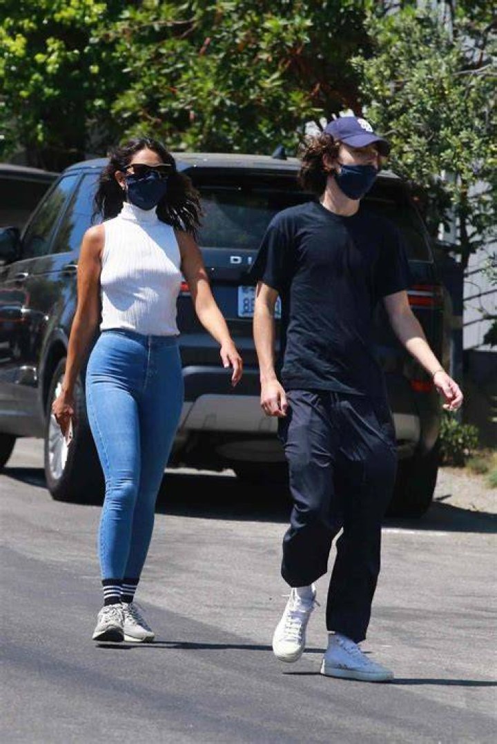 Timothee Chalamet & Eiza Gonzalez Get Steamy in the Pool Together Amid